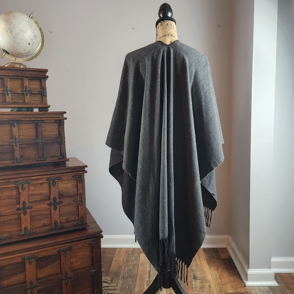 Open-Front Grey Black Fringe Tassel Wrap - Picture 4 of 6